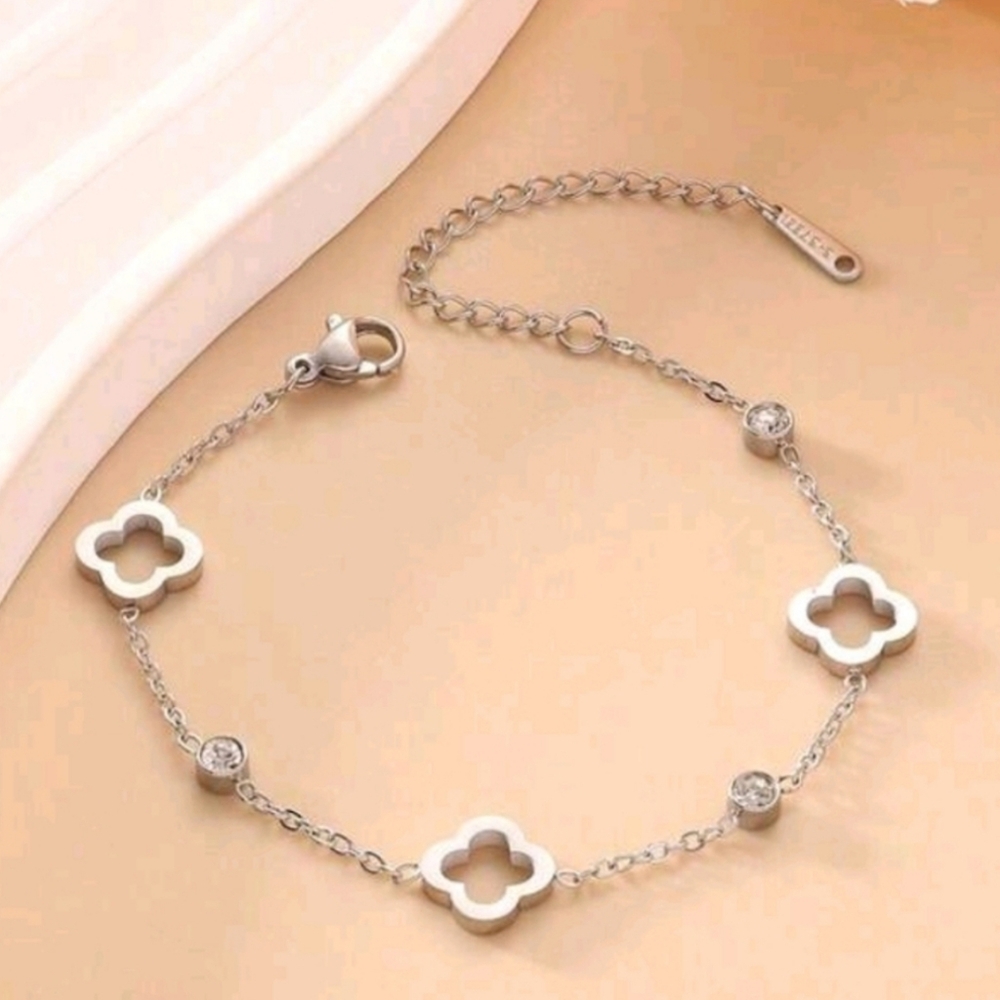 Elegant Silver Clover Bracelet